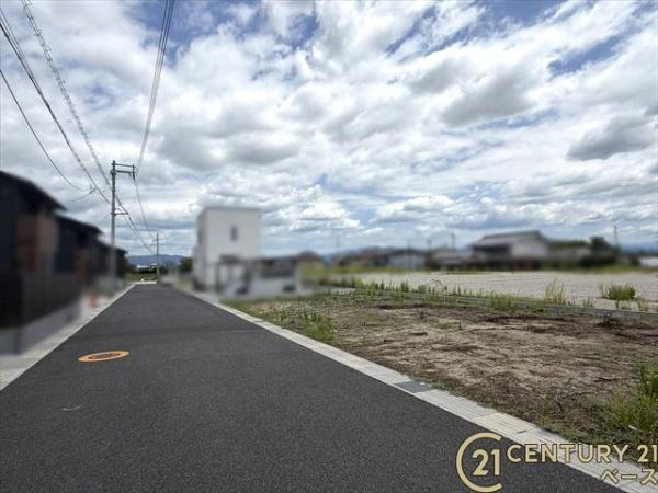 北葛城郡広陵町笠 建築条件なし土地の前面道路含む現地写真|■現地撮影写真■前面道路６ｍ以上と広々開放的です！