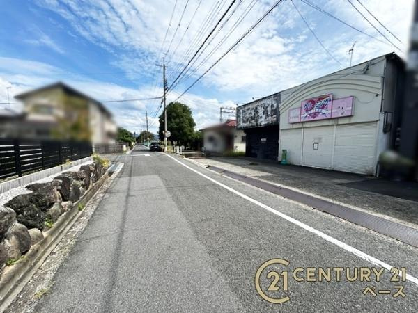 橿原市山之坊町の売地の前面道路含む現地写真|前面道路約４.９ｍ以上で車の出し入れも楽々！