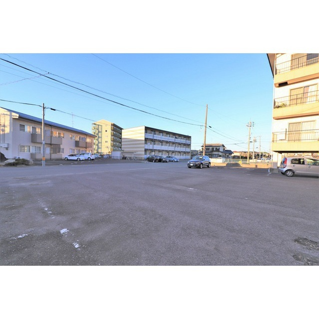 羽島市福寿町浅平４丁目の賃貸マンションの駐車場