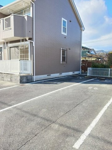 ニュークレールメゾンＢの駐車場