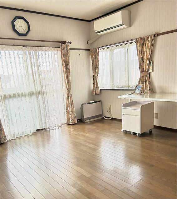 宇都宮市宝木本町　5ＬＤＫ　中古住宅の居間・リビング|２階洋室８畳