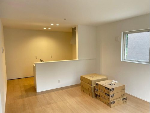 東根市中央東建売住宅【A棟】の居間・リビング|リビングは広々です。家族の団欒の場として家庭を包みます。