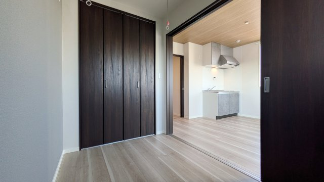 【寝室】 | 朝の春風とふんわりしっぽ