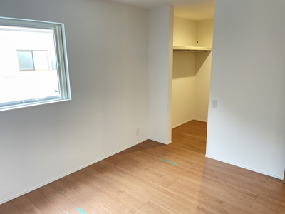 【寝室】 | 東根市中央東建売住宅【B棟】 | 大きいベットを置いてもスペースの取れる寝室です。