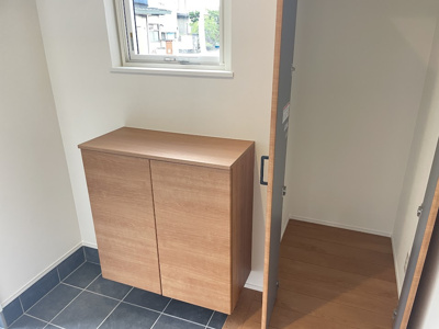 【収納】 | 東根市中央東建売住宅【B棟】 | 大きいシューズボックスはどんどん増える靴を散らかさずに収納できます。