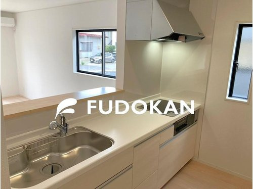 山形市あかねヶ丘3号棟【新築建売】の内観：施工例|広々ワイドなキッチンは料理がしやすく快適です。