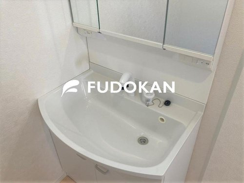 山形市あかねヶ丘3号棟【新築建売】の内観：施工例|三面鏡の洗面台は、スタイリッシュなだけでなく収納力もあります。