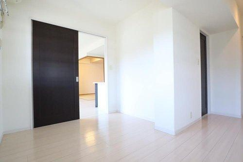 アルファステイツ城乾西八代の洋室|リビングに隣接する洋室