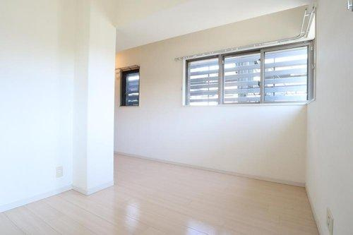 アルファステイツ城乾西八代の洋室|リビングに隣接する洋室