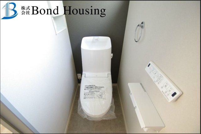 LDKは広々約19.5帖・お車2台駐車可　塩屋町4丁目　全2棟　2号棟のトイレ