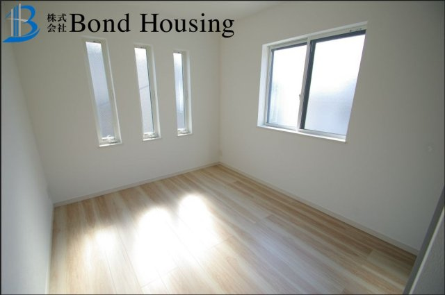 LDKは広々約19.5帖・お車2台駐車可　塩屋町4丁目　全2棟　2号棟の洋室