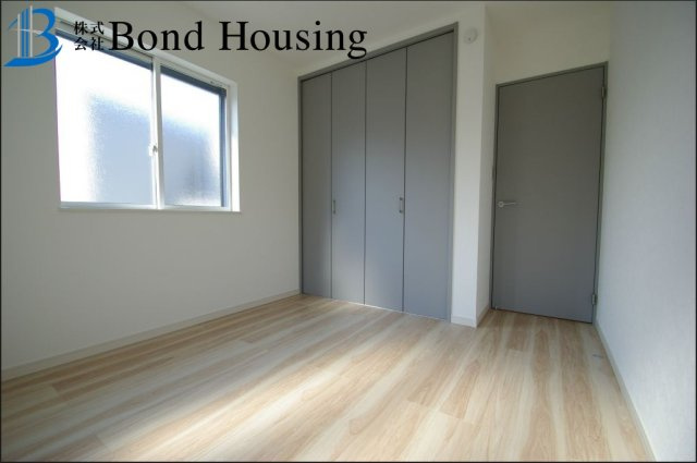 LDKは広々約19.5帖・お車2台駐車可　塩屋町4丁目　全2棟　2号棟の洋室