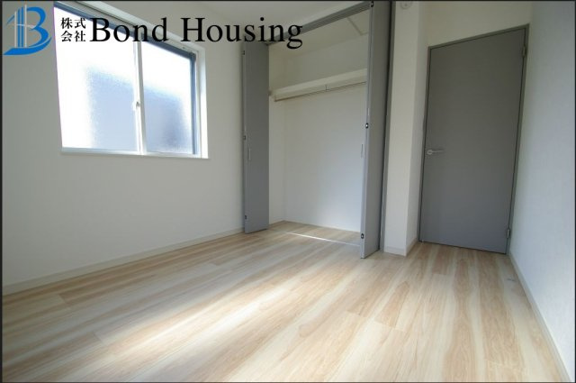 LDKは広々約19.5帖・お車2台駐車可　塩屋町4丁目　全2棟　2号棟の洋室