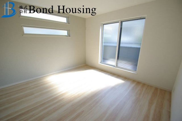LDKは広々約19.5帖・お車2台駐車可　塩屋町4丁目　全2棟　2号棟の洋室