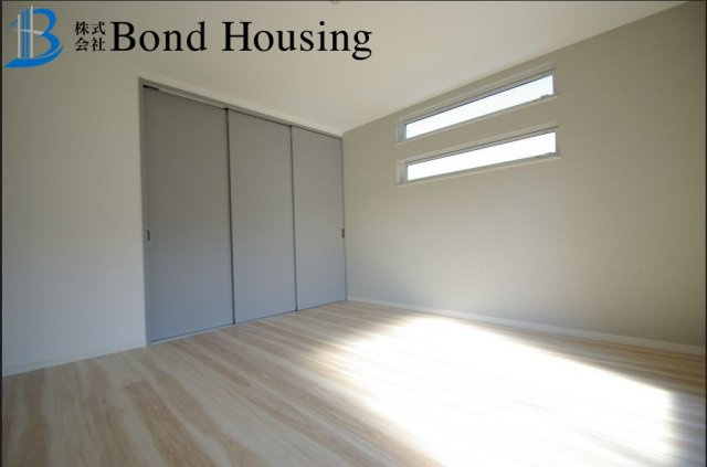 LDKは広々約19.5帖・お車2台駐車可　塩屋町4丁目　全2棟　2号棟の洋室