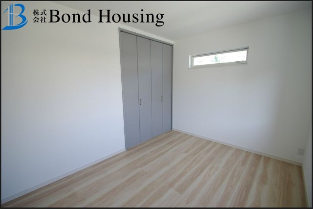 LDKは広々約19.5帖・お車2台駐車可　塩屋町4丁目　全2棟　2号棟の洋室