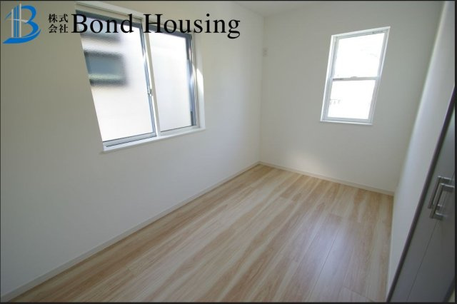 LDKは広々約19.5帖・お車2台駐車可　塩屋町4丁目　全2棟　2号棟の洋室