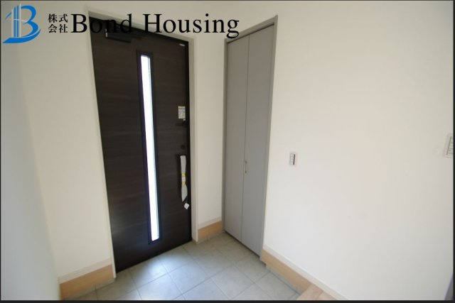 LDKは広々約19.5帖・お車2台駐車可　塩屋町4丁目　全2棟　2号棟の玄関