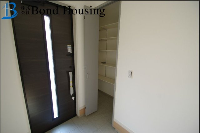 LDKは広々約19.5帖・お車2台駐車可　塩屋町4丁目　全2棟　2号棟の玄関