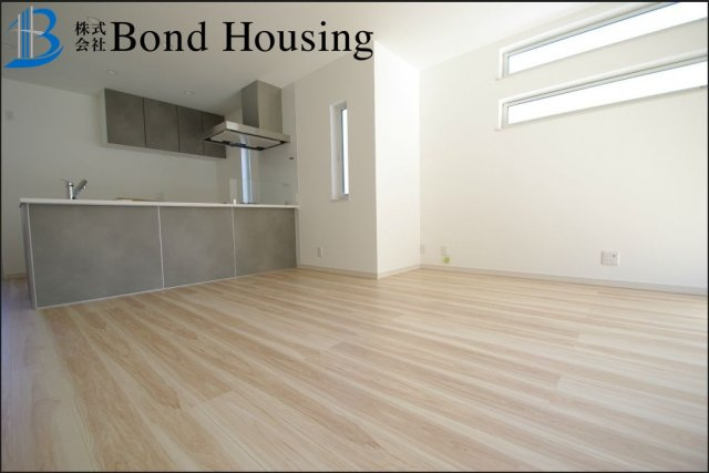 LDKは広々約19.5帖・お車2台駐車可　塩屋町4丁目　全2棟　2号棟の居間・リビング