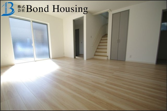 LDKは広々約19.5帖・お車2台駐車可　塩屋町4丁目　全2棟　2号棟の洋室