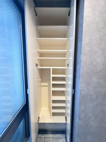 ３沿線利用可能◆２０２４年８月リノベーション済み２ＬＤＫ◆アルス四条室町Ｄ-ｓｔｙｌｅの玄関|シューズインクローゼット