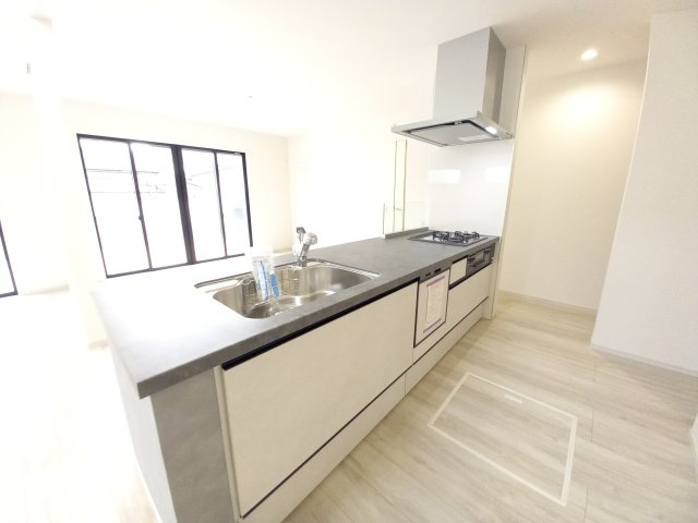 水戸市本町　1期のキッチン|キッチンの写真です。三口コンロでお料理もスムーズ！食洗器つきで時短家事に繋がり～家事もラク～！！