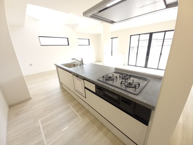 水戸市本町　1期のキッチン|リビング天井は吹き抜けで、開放感があり明るく広々としております♪