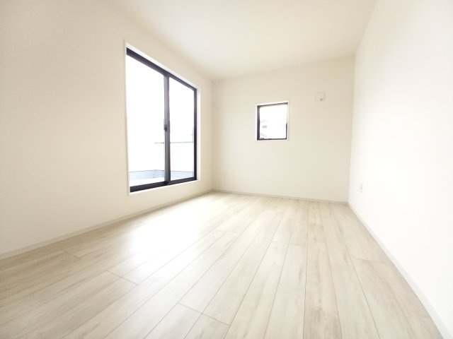 水戸市本町　1期の洋室|バルコニーに面したお部屋は照明を点ける時間が少なくて済むので省エネに繋がります。