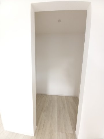 水戸市本町　1期の収納|ウォークインクローゼットには衣類だけでなく、趣味のグッズもたっぷり収納できます