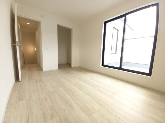 水戸市本町　1期の洋室|バルコニーに面した明るい洋室です。採光・通風が良く毎朝気持ち良く起床ができ・・日中も日差しが降り注ぐ～暖かいお部屋です