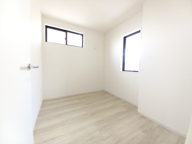 水戸市本町　1期の洋室|採光・通風が良く毎朝気持ち良く起床ができ・・日中も日差しが降り注ぐ～暖かいお部屋です。