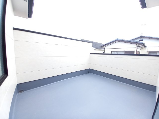 水戸市本町　1期のバルコニー|暖かな日差しのふりそそぐ広々ルーフバルコニー、たくさんの洗濯物が干せます～