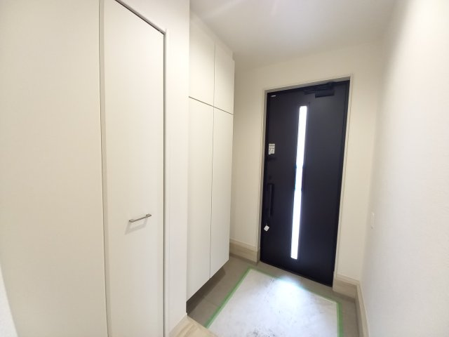 水戸市本町　1期の玄関|玄関窓から光が差し込む明るい玄関です！白を基調としているのでスッキリとしています♪