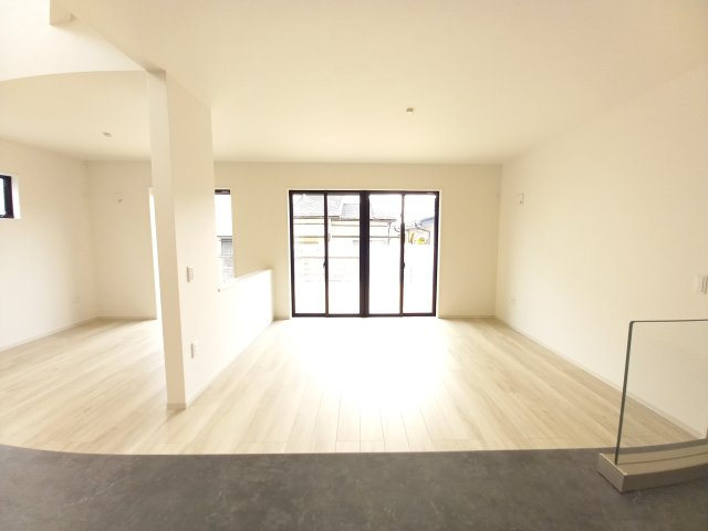 水戸市本町　1期の居間・リビング|リビングの写真です。大きな窓があり陽射しが差し込みます。お子様の目を離すことなく片付け・お料理ができ安心です～♪