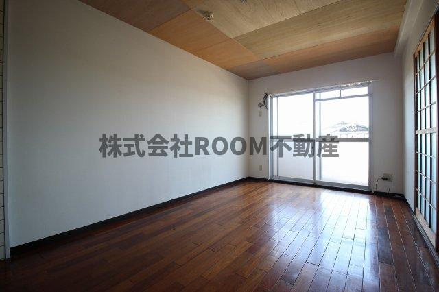 メゾンド都原の寝室|広くて明るい寝室