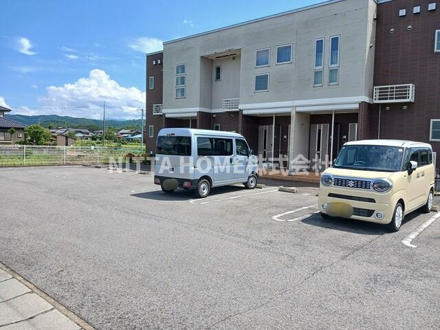 豊岡市日高町土居のアパートの駐車場|敷地内に駐車場も完備◆