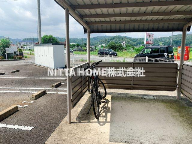 豊岡市日高町土居のアパートのその他共用部分|屋根付きの駐輪場は無料です◎
