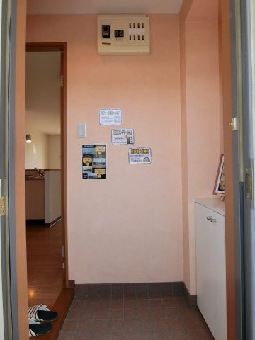 en Reve（アン・レーヴ）－夢の中へ－の玄関|ピンクの壁紙が可愛い玄関