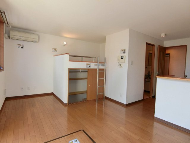 en Reve（アン・レーヴ）－夢の中へ－の居間・リビング|ロフト付き、10.6帖の洋室です。