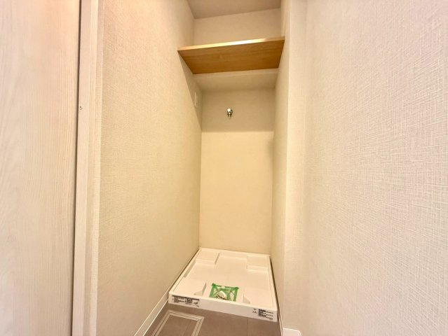 春日ビューハイツのランドリースペース|上部に棚のある洗濯機置き場
2025.09.27撮影

ご内見希望・資料請求などお気軽にお問い合わせ下さい！
03-5990-5201