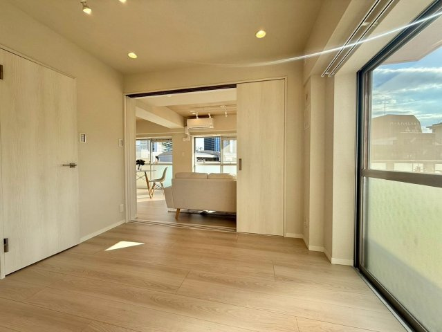 春日ビューハイツの洋室|白を基調としたお部屋は光を反射するため、お部屋が明るく美しく見えますね！
2025.09.27撮影

ご内見希望・資料請求などお気軽にお問い合わせ下さい！
03-5990-5201