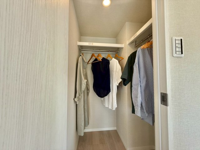 春日ビューハイツの収納|四季に応じて衣類などをしまう事ができる、大型収納スペースのウォークインクローゼット！
2025.09.27撮影

ご内見希望・資料請求などお気軽にお問い合わせ下さい！
03-5990-5201