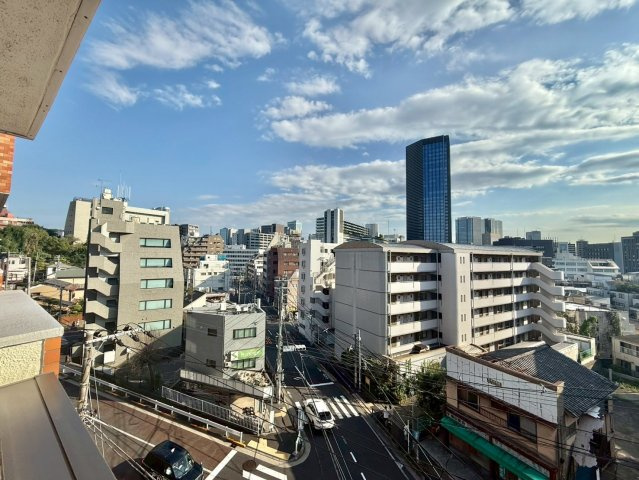 春日ビューハイツの展望|2面バルコニーのため、お洗濯物が多い方も安心です。
2025.09.27撮影

ご内見希望・資料請求などお気軽にお問い合わせ下さい！
03-5990-5201