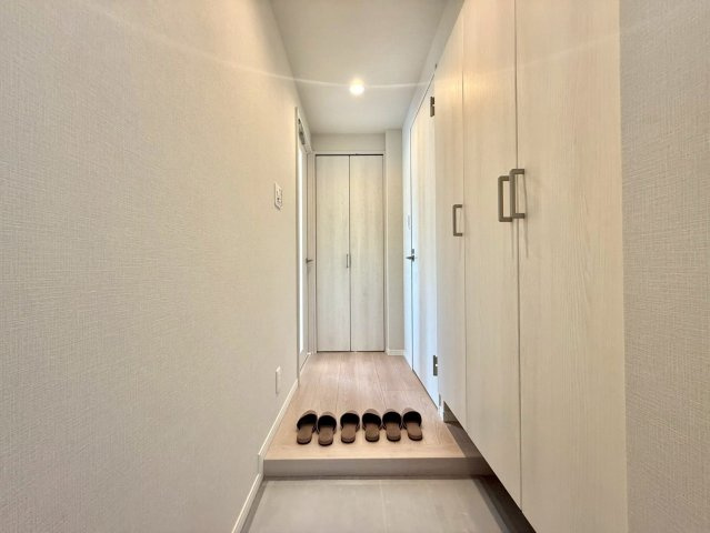 春日ビューハイツの玄関|玄関横にはシューズボックスがついているため、片付いた玄関がキープできます！
2025.09.27撮影

ご内見希望・資料請求などお気軽にお問い合わせ下さい！
03-5990-5201