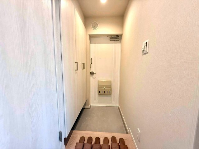 春日ビューハイツの玄関|住む人や訪れる人を心地よく迎え入れてくれる玄関。
2025.09.27撮影

ご内見希望・資料請求などお気軽にお問い合わせ下さい！
03-5990-5201