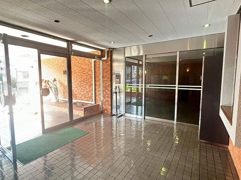 春日ビューハイツのエントランス|現地写真

ご内見希望・資料請求などお気軽にお問い合わせ下さい！
03-5990-5201