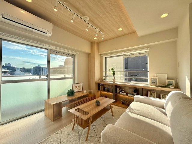 春日ビューハイツの居間・リビング|大きな窓からたっぷりと注ぐ陽光を浴びながら、朝食やティータイムを楽しめます。
2025.09.27撮影

ご内見希望・資料請求などお気軽にお問い合わせ下さい！
03-5990-5201