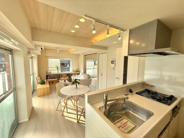 春日ビューハイツの居間・リビング|来客時には会話を楽しみながらお茶の準備ができる、対面式キッチン。
2025.09.27撮影

ご内見希望・資料請求などお気軽にお問い合わせ下さい！
03-5990-5201