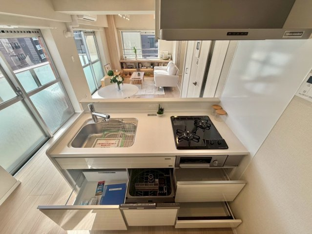 春日ビューハイツのキッチン|ビルトインタイプの食洗機付き！家事の時間と、手洗いに比べて使用水量も軽減します！
2025.09.27撮影

ご内見希望・資料請求などお気軽にお問い合わせ下さい！
03-5990-5201